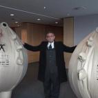 Probablemente uno de los momentos más surrealistas de los que se han visto en la sede de Bruselas fue la presentación y demostración de un prototipo de un traje antiterrorista que organizaron el grupo activista The Yes Men el 12 de enero de 2...