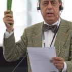 El exdiputado de UPyD Francisco Sosa Wagner con un pepino español durante el brote de E.coli de 2011.