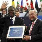 Schultz entrega el premio Sajarov 2014 al ginecólogo congoleño Denis Mukwege, por su labor con las víctimas de violaciones y violencia sexual extrema.