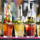 Tómate un cóctel al salir de la oficina. Puedes hacerlo sin perder horas de sueño, aunque te saltes un poco el horario habitual del otoño. ¡Recuerda que aún no ha llegado! Aquí tienes las recetas de los cócteles que sueles ver en el cine...