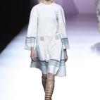 Líneas limpias, motivos geométricos con reminiscencias al modernismo y pequeños motivos de silicona que imitan la escayola. Un verano limpio y cómodo (en sandalia plana).