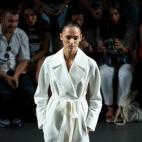 La ilimitada reinterpretación que hace Schlesser de la sahariana. Se ha inspirado en la de Yves Saint Laurent (todo un reto) para su colección.