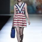 Los vestidos, chaquetas, faldas... de clarísima inspiración marinera del diseñador por dos motivos: 1) la colección se le ocurrió en un crucero y 2) el desfile está patrocinado por Pullmantur. Más claro, el agua (literalmente)