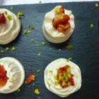 Se necesita atún en lata, nata, gelatina vegetal, pistachos picados y fresas. Mira aquí la receta completa.