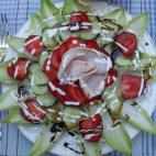 Endivias o lechugas romanas, fresones, pepino, jamón ibérico, yogurt y aceite de oliva son los ingredientes necesarios. Mira aquí la receta.