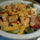 Con lechugas variadas, langostinos, fresas, mango y salsa rosa. Mira la receta completa en Cookpad.