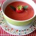 Con fresa, tomates, cebolleta, pimiento rojo, zanahoria y manzana. La receta la puedes ver en Cookpad.