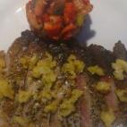 Se prepara con atún, cebolla, tomates medianos, fresas, pepinillos y aceitunas negras. Mira en Cookpad cómo prepararlo.