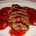 La salsa está hecha con fresones, vino tinto, brandy, caldo de ave, azúcar y maizena. Visita Cookpad para ver la receta completa.