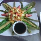 Con hojas de lechuga, mazorcas miniatura, espárragos verdes, queso gouda y queso campesino. Puedes ver aquí la receta completa.