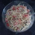 Se prepara con tomates, champiñones y calabacín. Aquí puedes ver cómo prepararlo.