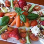 Con queso, tomates, zanahorias baby y pipas. La receta la puedes ver en Cookpad.