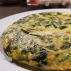 ▶️ Ingredientes: cinco huevos, 400 gramos espinacas frescas o congeladas,150 gramos de queso fresco o reques&oacute;n, 100 gramos de salm&oacute;n ahumado, 1-2 dientes de ajo, sal, aceite de oliva virgen y rodajas de merluza a...