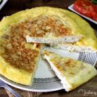 ▶️ Ingredientes: 500 gramos de bacalao en su punto de sal, cinco huevos, tres dientes de ajo, dos cebollas, una cucharada de perejil fresco picado, sal al gusto y aceite de oliva virgen. ▶️ Encuentra aqu&iacute; la receta completa.