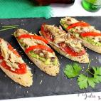 ▶️ Ingredientes: un aguacate maduro, un tomate maduro, dos latas de caballa, cebolleta o cebolla picadita, perejil picado, semillas de s&eacute;samo, ocho rebanadas de pan, zumo de lim&oacute;n, pimiento rojo asado e...