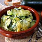 ▶️ Ingredientes: dos calabacines, una cebolla mediana, una patata mediana, dos huevos, sal al gusto, pimienta molida al gusto y aceite de oliva virgen. ▶️ Encuentra aqu&iacute; la receta completa.