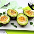 ▶️ Ingredientes: dos aguacates, cuatro huevos, sal y pimienta molida. ▶️ Encuentra aqu&iacute; la receta completa.