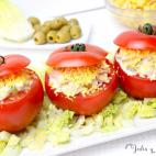 ▶️ Ingredientes: cuatro tomates medianos, una lata de at&uacute;n, dos huevos cocidos, ma&iacute;z dulce, aceitunas verdes picadas, mayonesa y lechuga picada.▶️ Encuentra aqu&iacute; la receta completa.