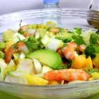 ▶️ Ingredientes: 300 gramos de gambas o langostinos cocidos, un mango o caqui, un aguacate, una cebolla peque&ntilde;a, una endivia, ralladura de lim&oacute;n, un poco de zumo de lim&oacute;n, aceite de oliva virgen, sal y perejil picad...