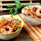 ▶️ Ingredientes: 10 o 12 langostinos o gambones, una cebolla peque&ntilde;a, un pimiento verde, un pimiento rojo, un pimiento amarillo, una zanahoria, 100 ml de vino blanco, cuatro cucharadas soperas de salsa de soja, 1/2 cucharadi...