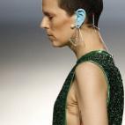 Aún quedan muchos mundos para los que la palabra cáncer sigue siendo tabú. La moda parece que poco a poco va librándose de él y apuesta por subir a la pasarela a modelos que ya lo han sufrido. Bimba Bosé ha sido la primera en desfilar (en ...