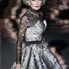 Alicia Barros fue Miss España 1965 y tiene 70 años. Cerró el desfile de Andrés Sardá entre grandes aplausos, bastantes más que las supuestas misses del mundo que se vieron en el resto del desfile.