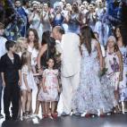 También los jóvenes subieron a la pasarela: en el desfile de Montesinos los hijos de muchas de sus musas salieron a saludar junto al diseñador.