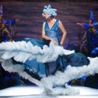 Paola Dominguín, cerrando el desfile de Francis Montesinos a punto de cumplir los 54 años.