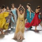 Duyos presentó su colección de aniversario (cumple 15 años desfilando en solitario) de la mano del Ballet Nacional de España, comandado por Antonio Najarro. Uno de los más bellos espectáculos que se recuerdan en la pasarela madrileña.