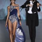 La música también cobra un papel cada vez más importante. Las canciones que acompañan a los desfiles son auténticas bandas sonoras que tienen todo un significado. En Davidelfín sonó Bizarre Love Triangle mientras se veían triángulos so...