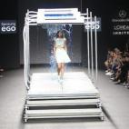 Luces de colores, proyecciones (como el avión que se vió en Andrés Sardá), puertas que se iluminan (como en Juan Vidal)... la tecnología cada vez está más presente en la moda española, sobre todo en Samsung EGO, donde los jóvenes utiliz...