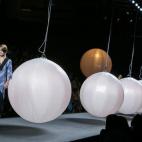 Cada vez es más importante, y no solo por la música o las nuevas tecnologías. Sin llegar al extremo del supermercado que montó Chanel en el Grand Palais de París en febrero o del tren de Louis Vuitton con el que se despidió Marc Jacobs en ...