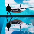 Andrés Sardá es de los pocos que siempre suelen apostar por una cuidada escenografía. Esta vez la temática fueron los aviones: de hecho, dejó en los asientos de los asistentes un billete de avión para las Andrés Sardá Airlines. En primer...