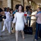 Mantiene una fría relación con la prensa. "Nos trata fatal", dice una periodista.
