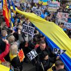 La larga bandera ucraniana que ha recorrido la manifestación desde Colón a Cibeles.