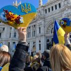 Detalle de la manifestación a su paso por el Palacio de Comunicaciones, en Cibeles.
