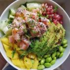 Ingredientes: 200 gramos de salm&oacute;n, 200 gramos de arroz cocido, una granada, un mango, un aguacate, un pepino, edamame.Para el ali&ntilde;o: aceite de Oliva virgen extra, sal, chile, cebollino, hierbabuena, ch&iacute;a.Consulta la re...