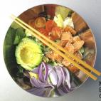 Ingredientes: 100 gramos de lechugas variadas, 100 gramos salm&oacute;n fresco marinado,1/2 aguacate, 5 tomates cherry, 50 gramos cebolla morada, semillas de s&eacute;samo tostadas, salsa de soja y aceite de oliva v...