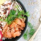 Ingredientes: 150 gramos de salm&oacute;n fresco cortado en dados, 200 gramos de arroz mezcla de basmati, salvaje, rojo, un aguacate en l&aacute;minas, ocho rabanitos, 1/2 cebolla, una cebolleta, una cucharadita jengibre rallado, semil...