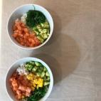 Ingredientes: salm&oacute;n fresco, mango, algas wakame, aguacate, arroz especial para sushi.Para el ali&ntilde;o: vinagre de arroz, aceite de s&eacute;samo, salsa de soja y semillas de s&eacute;samo.Consulta la receta en Cookpad