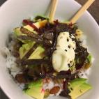 Ingredientes: 300 gramos de arroz de sushi o bomba, az&uacute;car, sal, agua, vinagre de arroz, aguacate, pepino, cebolleta, at&uacute;n, pasas, semillas de s&eacute;samo, algas nori, remolacha, wasabi, salsa de soja y salsa teriyaki.Consulta la...