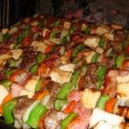 Las brochetas de pollo, lomo de ternera, panceta y vegetales son muy fáciles de hacer y resultan deliciosas. Mira la receta completa aquí.