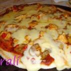 Es raro que a alguien no le guste la pizza. Por eso, preparar una a la parrilla sorprenderá y encantará a tus invitados. Mira la receta completa aquí.