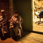 Juan Vilches, de 61 años y su esposa Isabel Marín, de 58 años, esperan junto a Tomás Carnero, de 38 años,para salir a recoger uvas