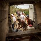 Los recolectores cogen sus materiales para iniciar el día de trabajo