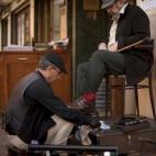 Javier Castaño lustrando zapatos en una calle de Málaga.
