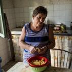 Isabel Marín es una de las encargadas de las tareas domésticas en la casa que varios españoles comparten en Chateau Planeres.