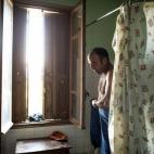 Antonio García, de 50 años, sale de la ducha después de su jornada laboral.