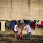 Isabel María García, de 41 años, y Laura Rodríguez, de 38 años, cuelgan la colada