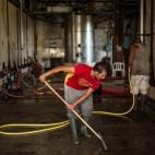 José Antonio Narváez, de 29 años, limpia la bodega